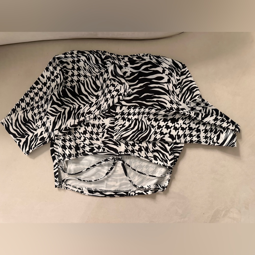 Black & White Mixed-Print Long Sleeve Crop Top
-size m - Picture 4 of 5